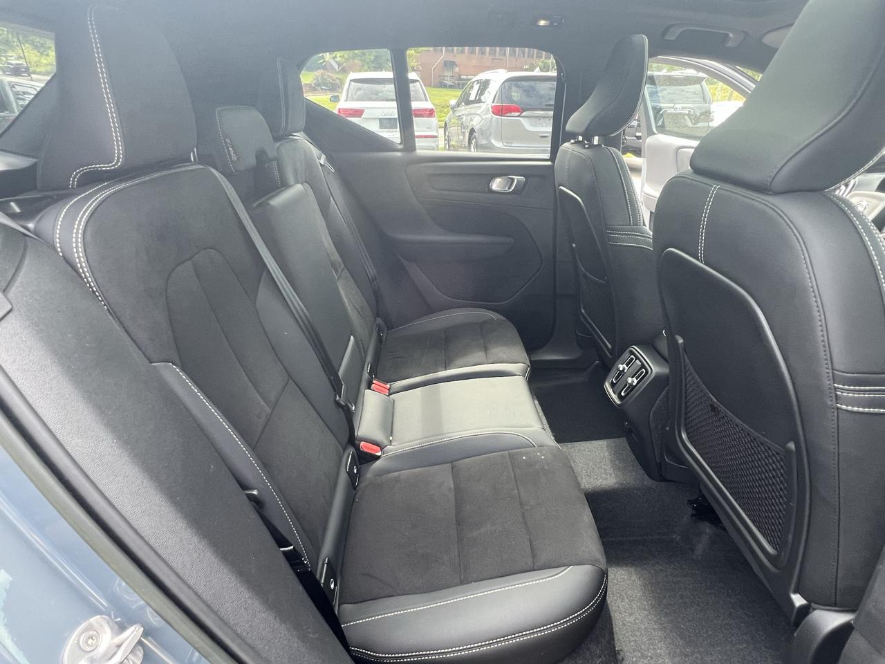 Volvo XC40 B5 AWD Plus Dark Theme 2023