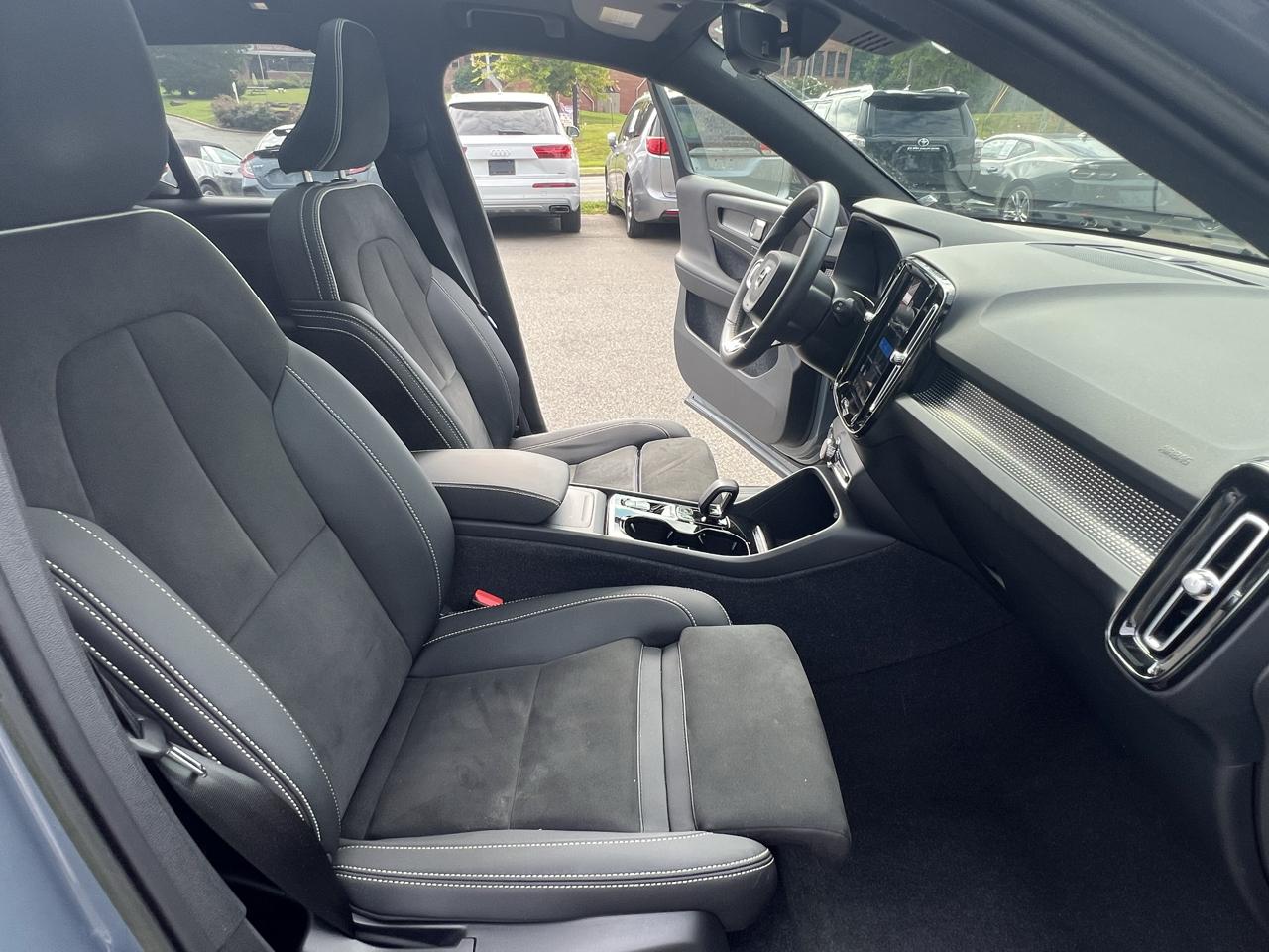 Volvo XC40 B5 AWD Plus Dark Theme 2023