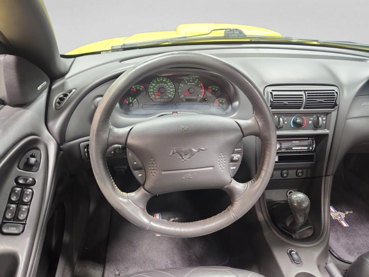 Ford Mustang GT Deluxe Convertible 2001