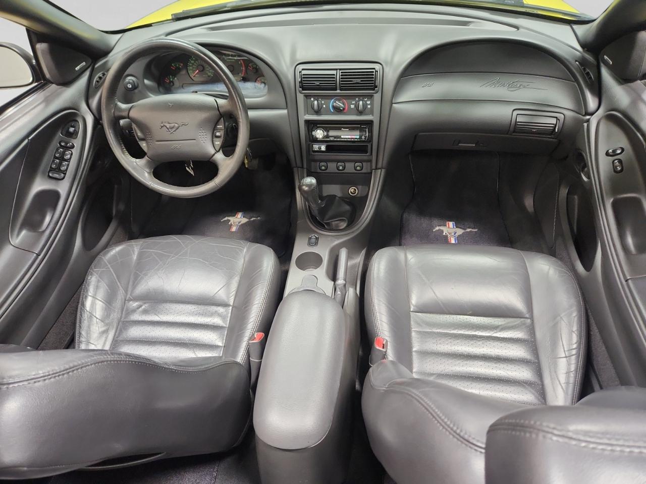 Ford Mustang GT Deluxe Convertible 2001