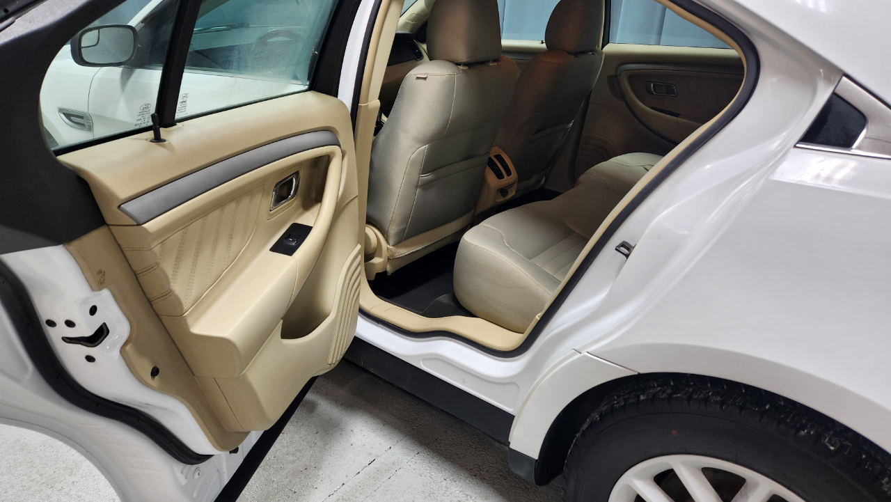 Ford Taurus SE FWD 2014