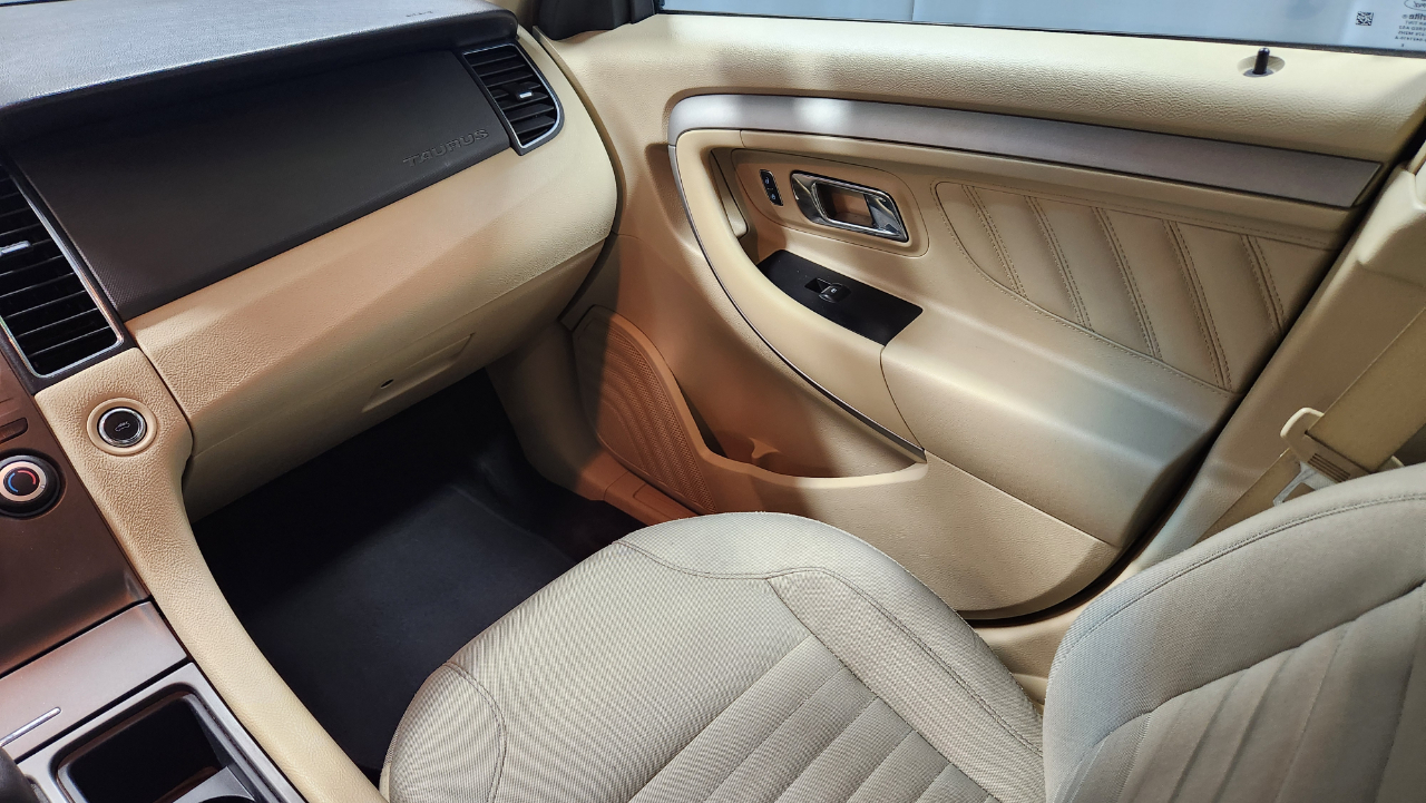 Ford Taurus SE FWD 2014