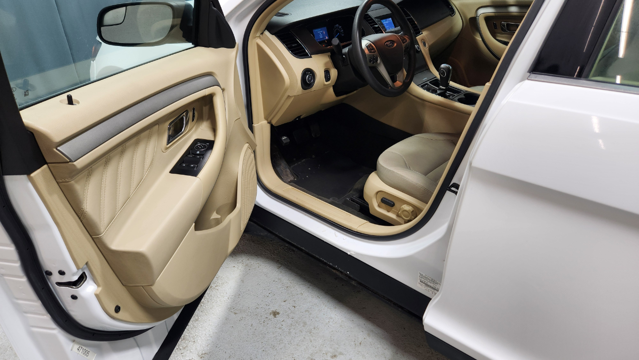 Ford Taurus SE FWD 2014