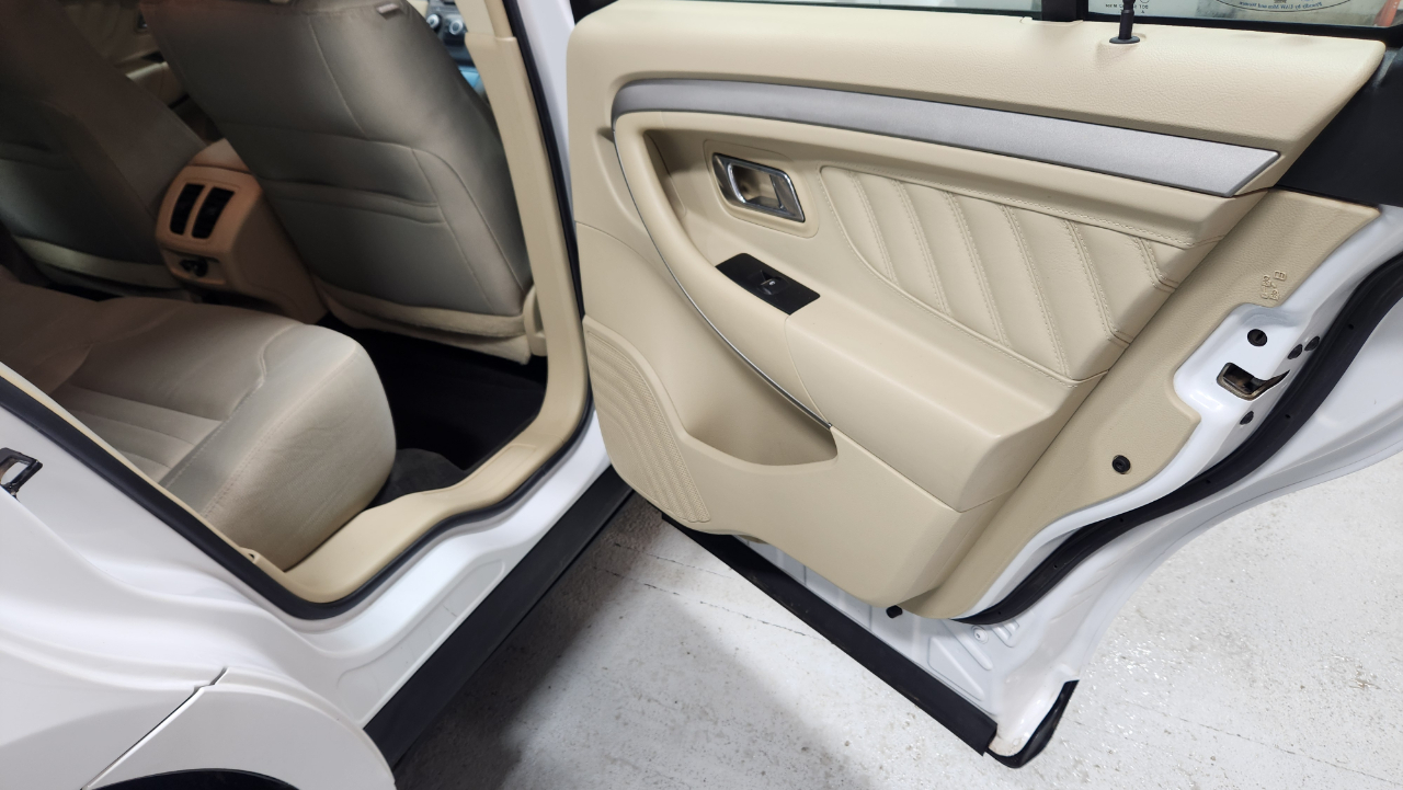 Ford Taurus SE FWD 2014