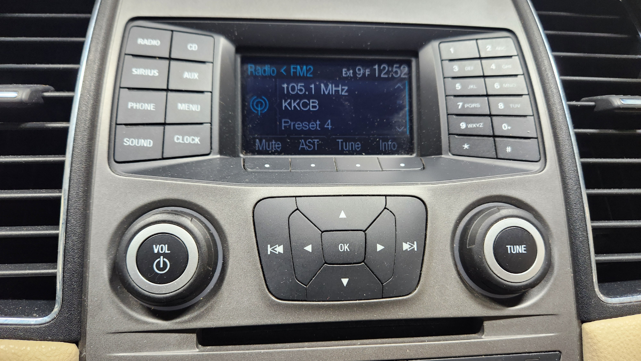 Ford Taurus SE FWD 2014