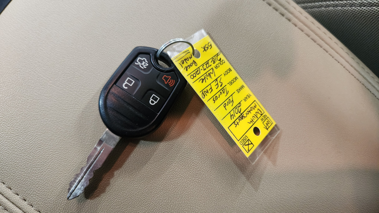 Ford Taurus SE FWD 2014