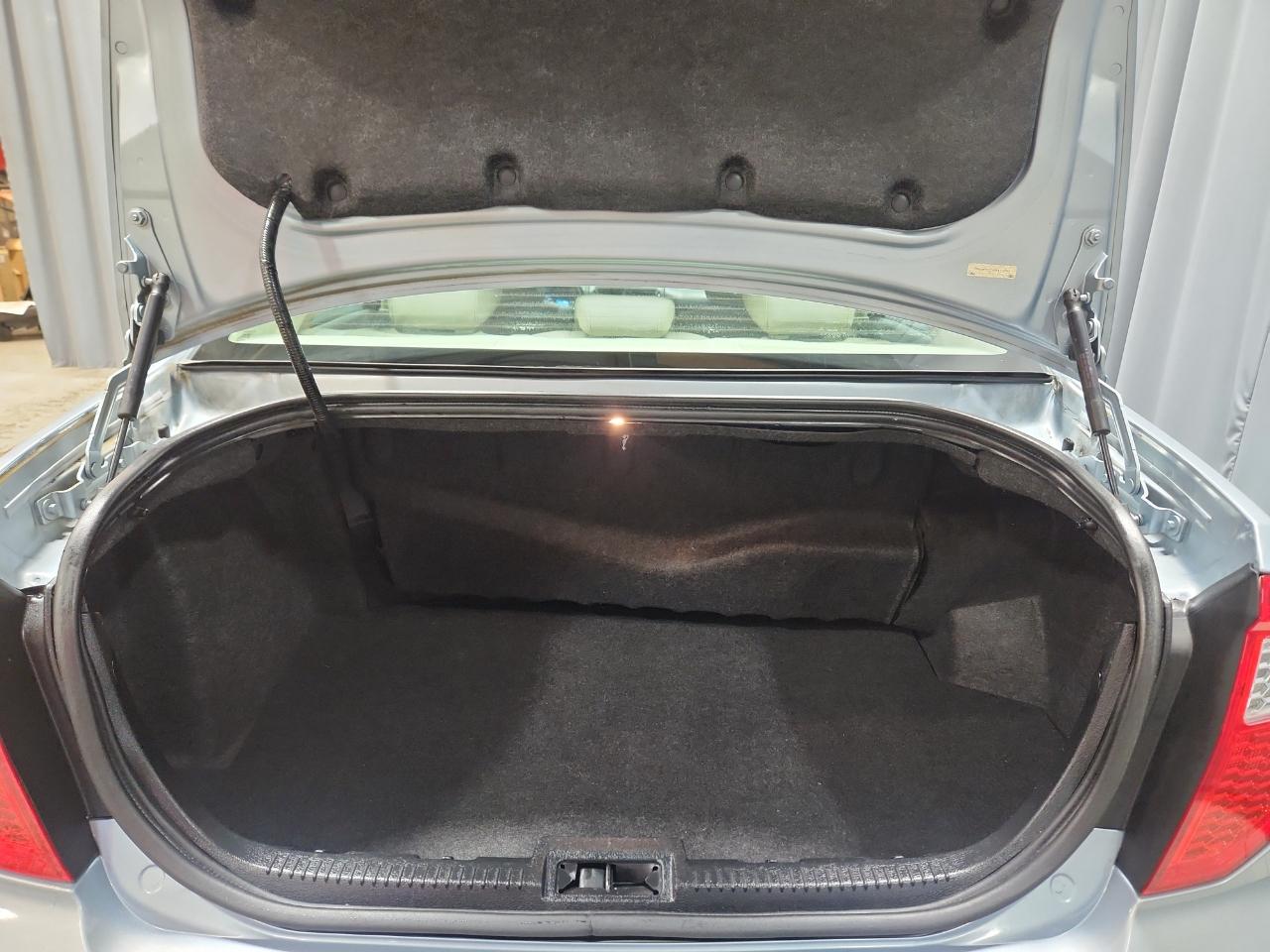 Ford Fusion Hybrid Sedan 2011