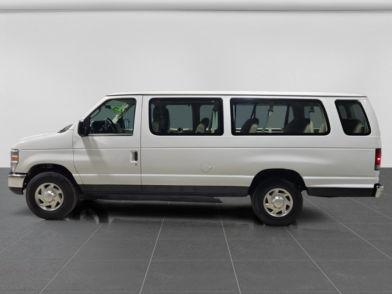 Ford Econoline E-350 XLT Super Duty Extended 2011