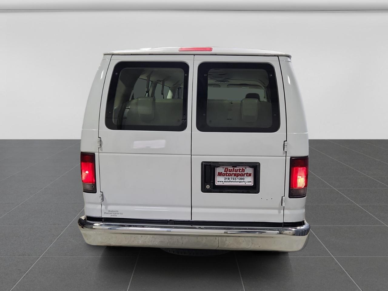 Ford Econoline E-350 XLT Super Duty Extended 2011