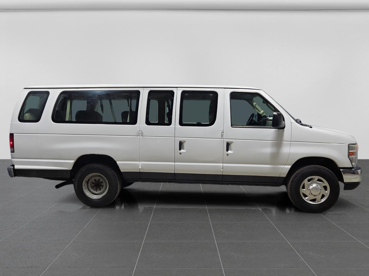 Ford Econoline E-350 XLT Super Duty Extended 2011