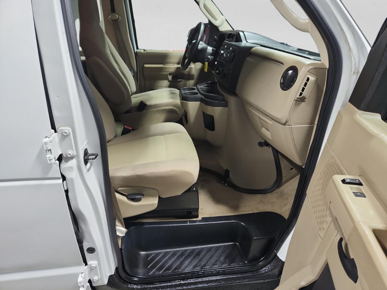 Ford Econoline E-350 XLT Super Duty Extended 2011