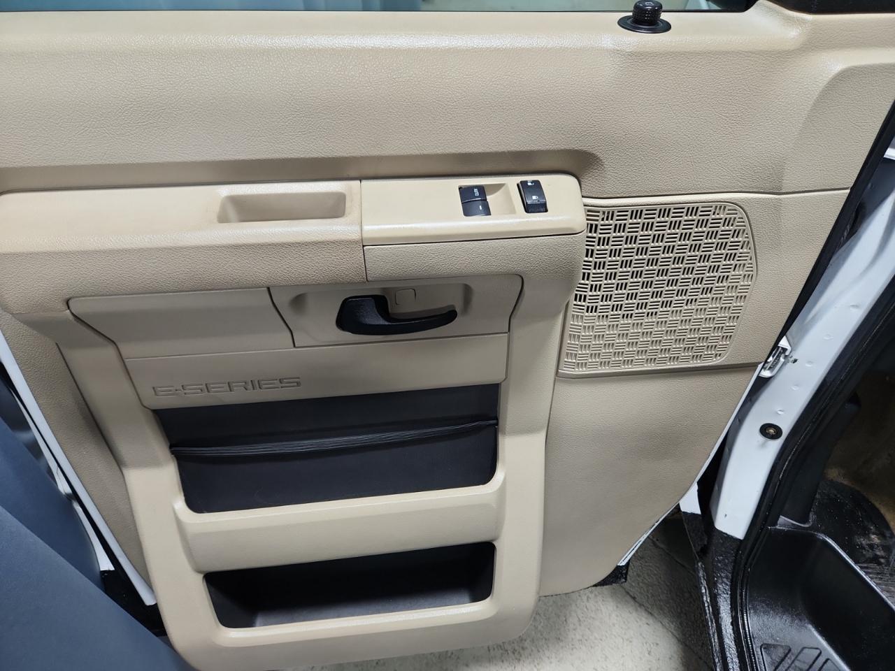 Ford Econoline E-350 XLT Super Duty Extended 2011