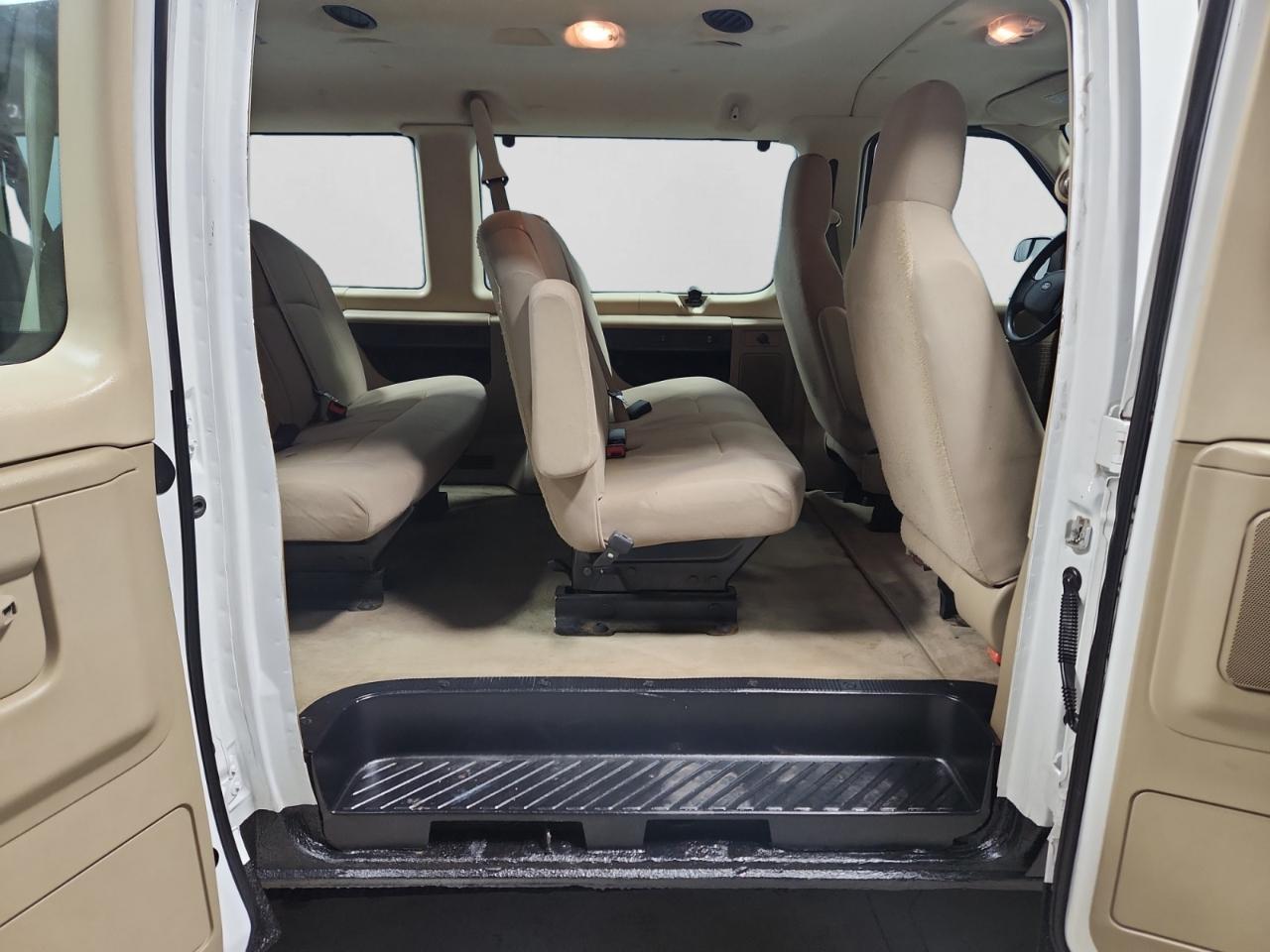 Ford Econoline E-350 XLT Super Duty Extended 2011