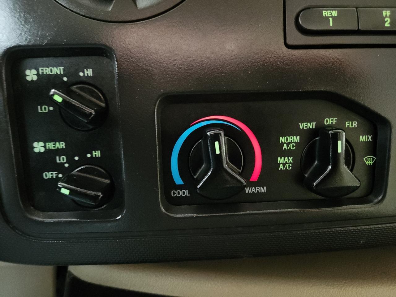 Ford Econoline E-350 XLT Super Duty Extended 2011