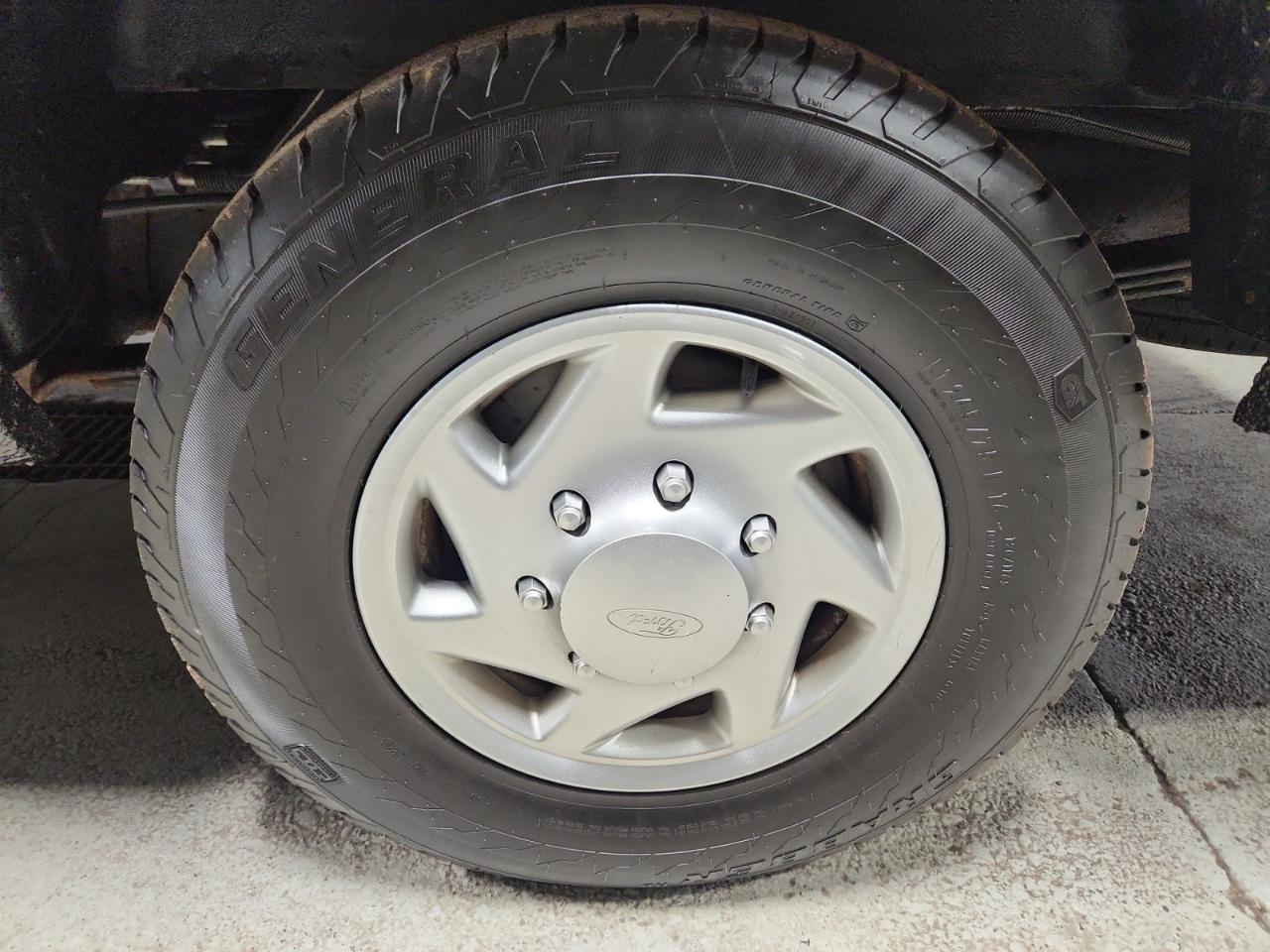 Ford Econoline E-350 XLT Super Duty Extended 2011