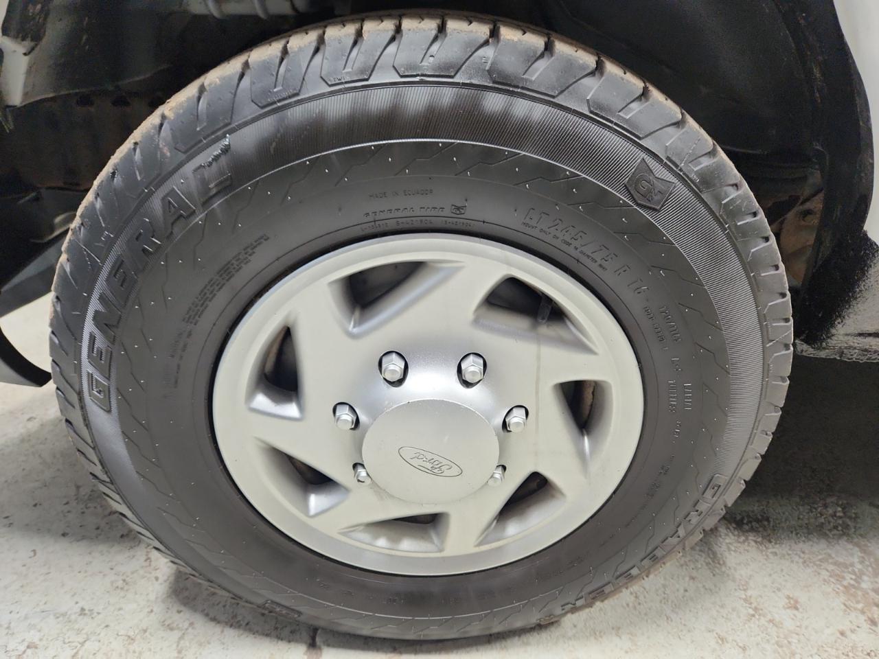 Ford Econoline E-350 XLT Super Duty Extended 2011