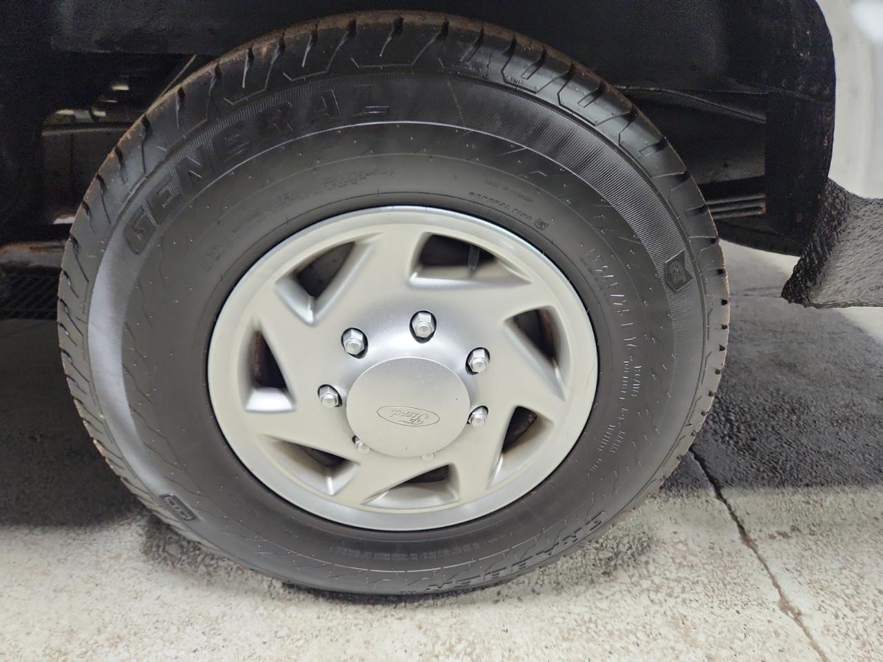 Ford Econoline E-350 XLT Super Duty Extended 2011