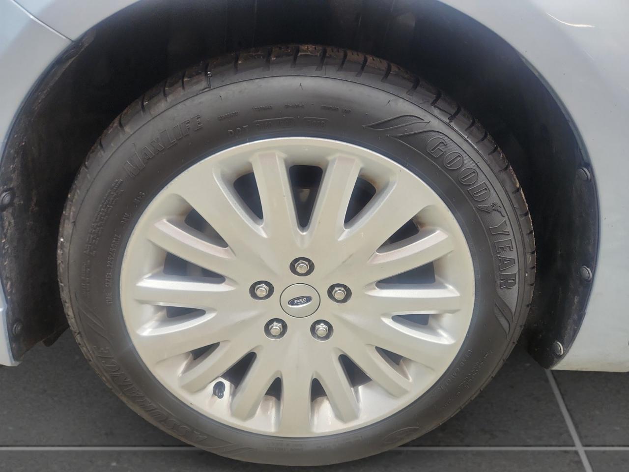 Ford Fusion Hybrid Sedan 2010