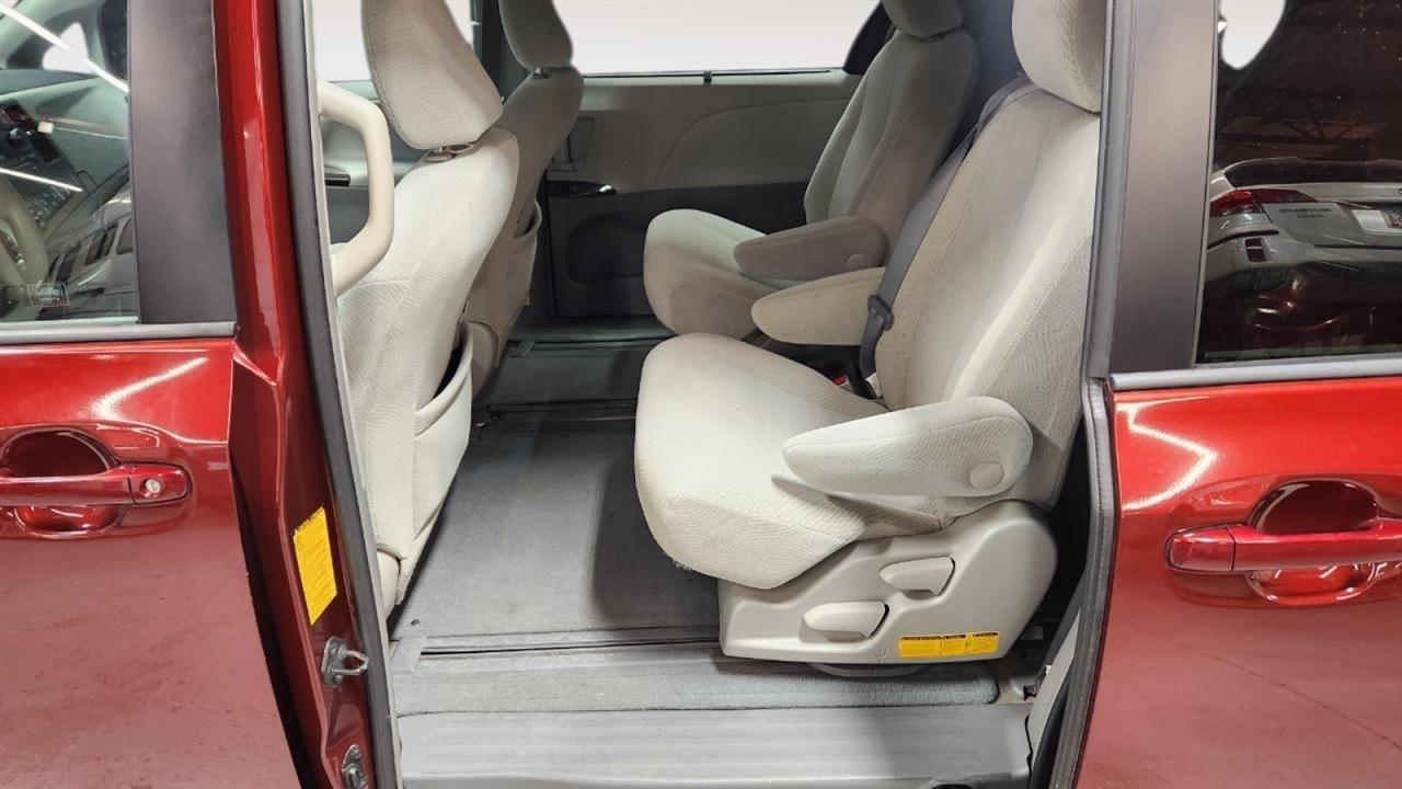 Toyota Sienna LE FWD 8-Passenger V6 2013