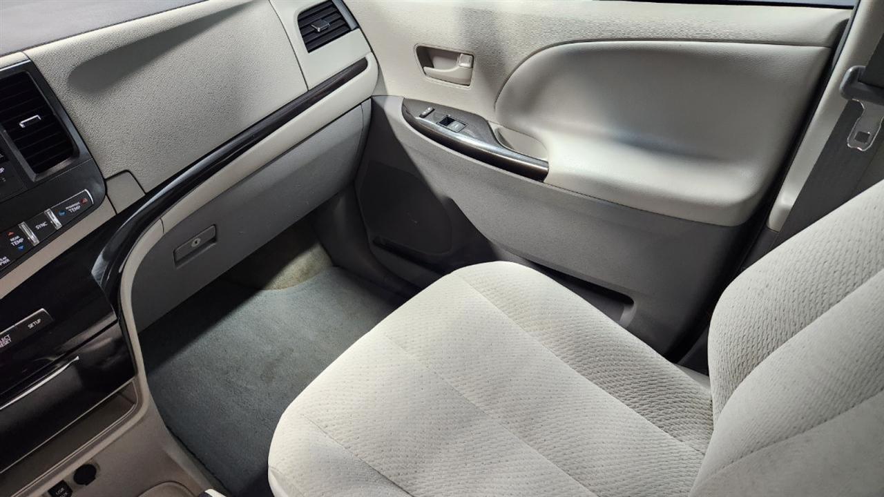 Toyota Sienna LE FWD 8-Passenger V6 2013