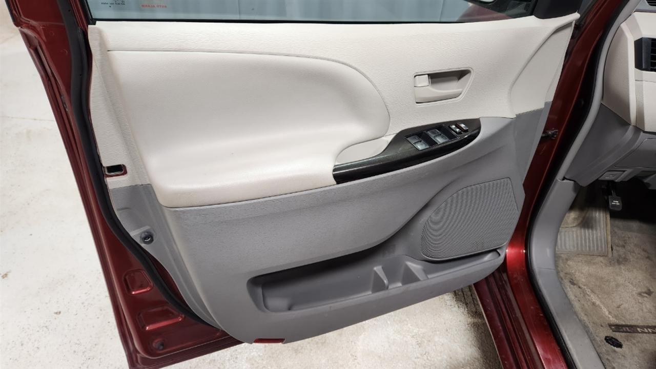 Toyota Sienna LE FWD 8-Passenger V6 2013
