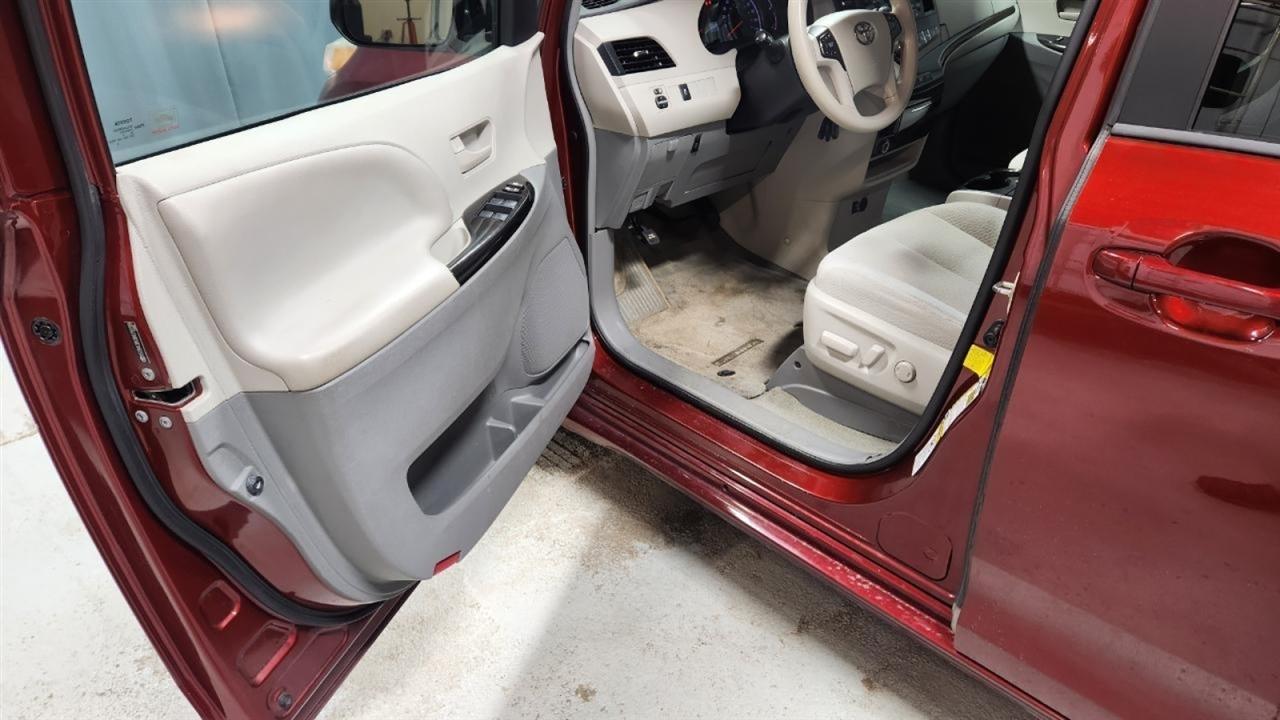 Toyota Sienna LE FWD 8-Passenger V6 2013