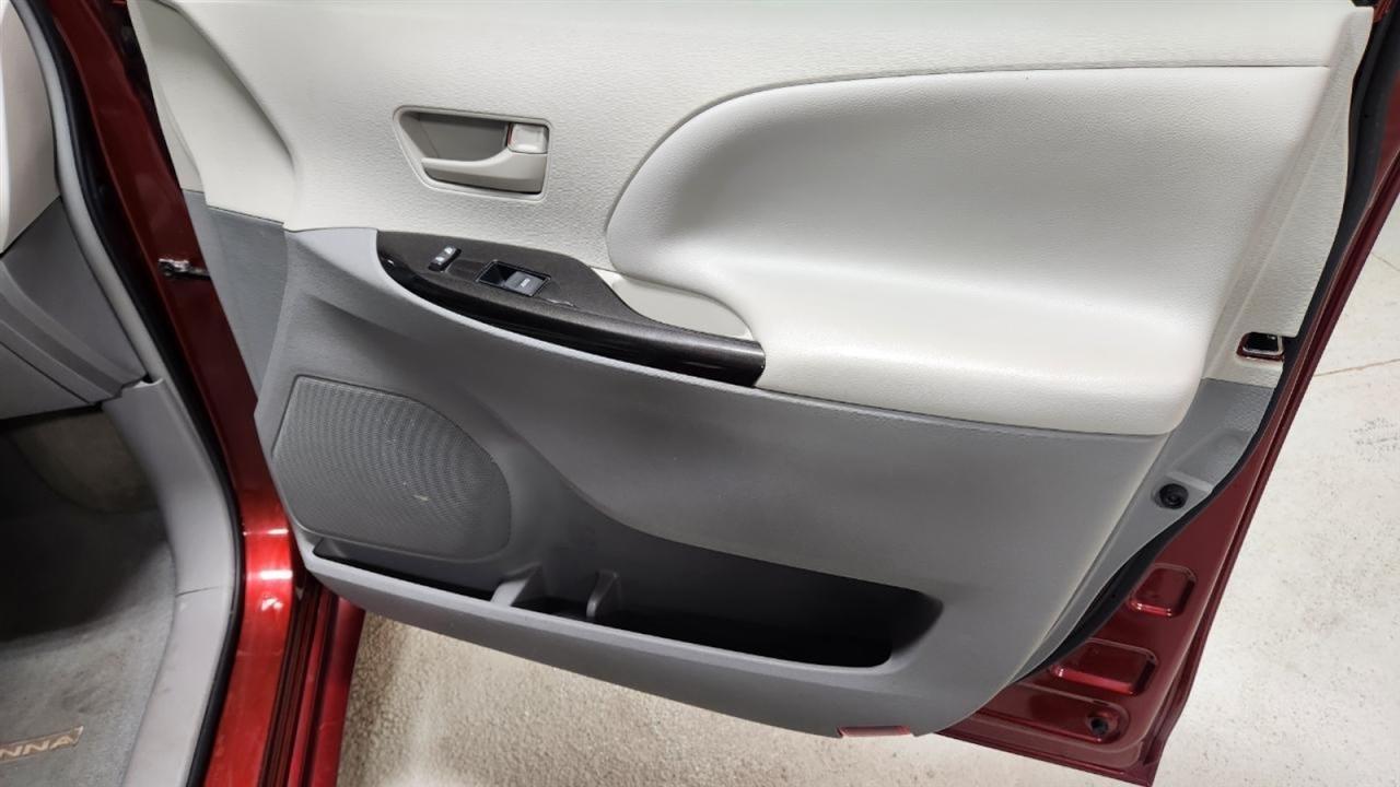 Toyota Sienna LE FWD 8-Passenger V6 2013