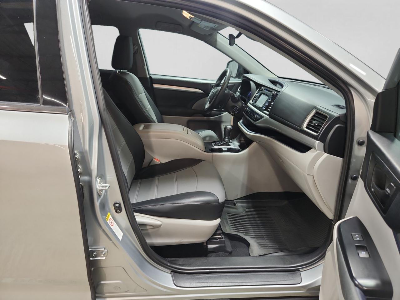 Toyota Highlander LE FWD V6 2019