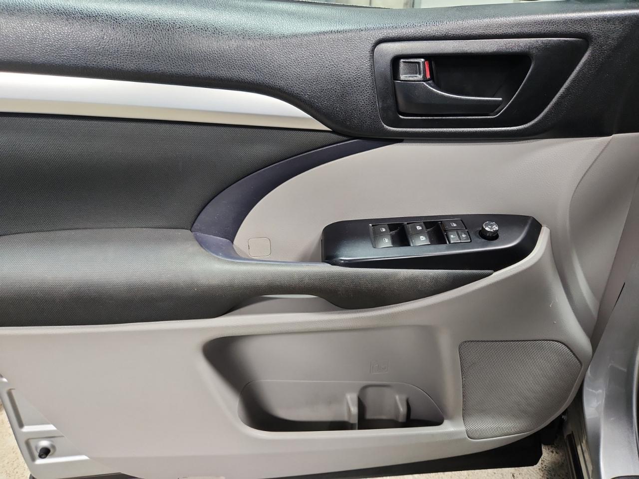 Toyota Highlander LE FWD V6 2019