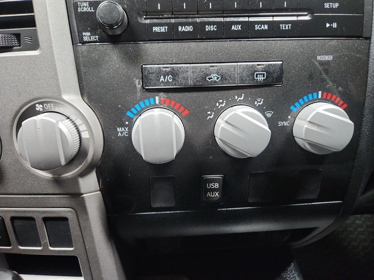 Toyota Tundra Tundra-Grade CrewMax 5.7L 4WD 2011