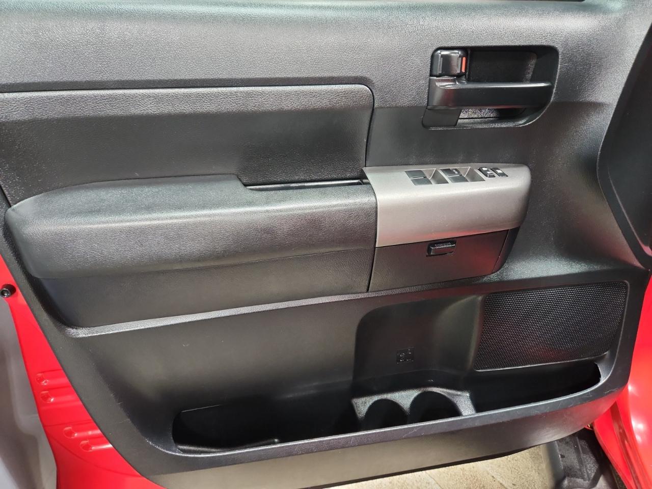 Toyota Tundra Tundra-Grade CrewMax 5.7L 4WD 2011