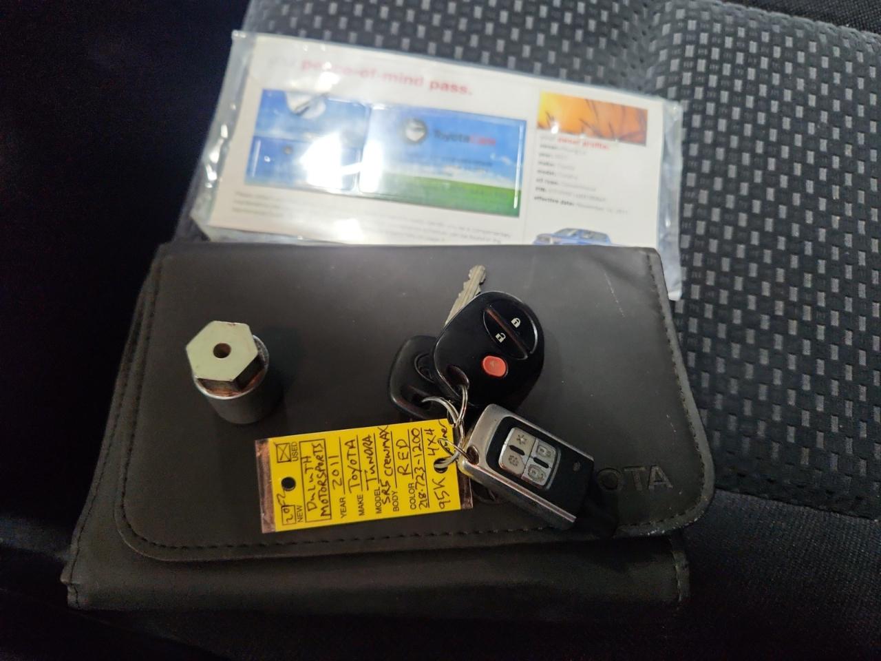 Toyota Tundra Tundra-Grade CrewMax 5.7L 4WD 2011