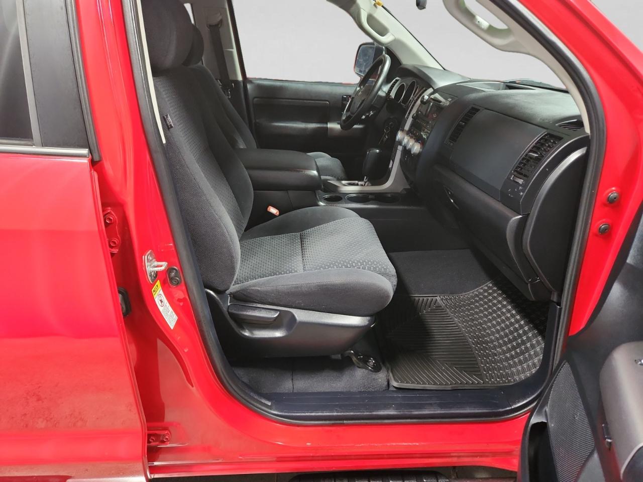 Toyota Tundra Tundra-Grade CrewMax 5.7L 4WD 2011