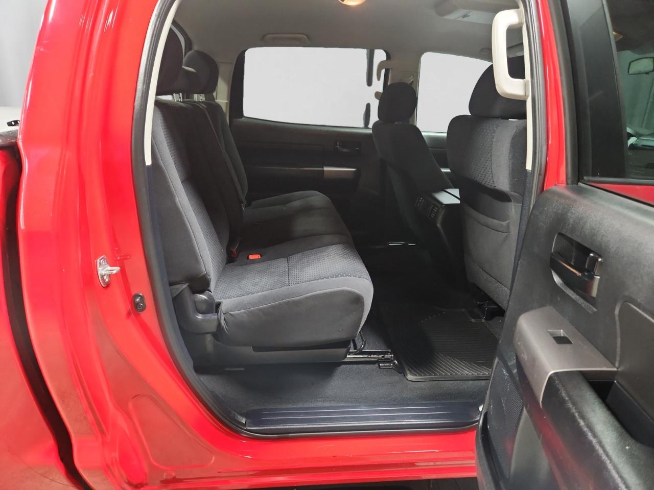 Toyota Tundra Tundra-Grade CrewMax 5.7L 4WD 2011