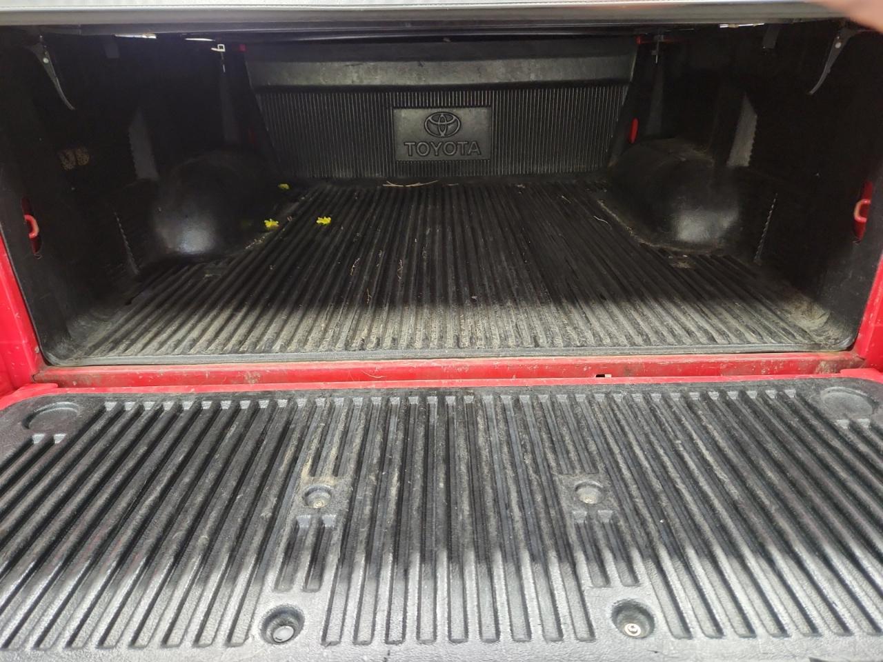 Toyota Tundra Tundra-Grade CrewMax 5.7L 4WD 2011