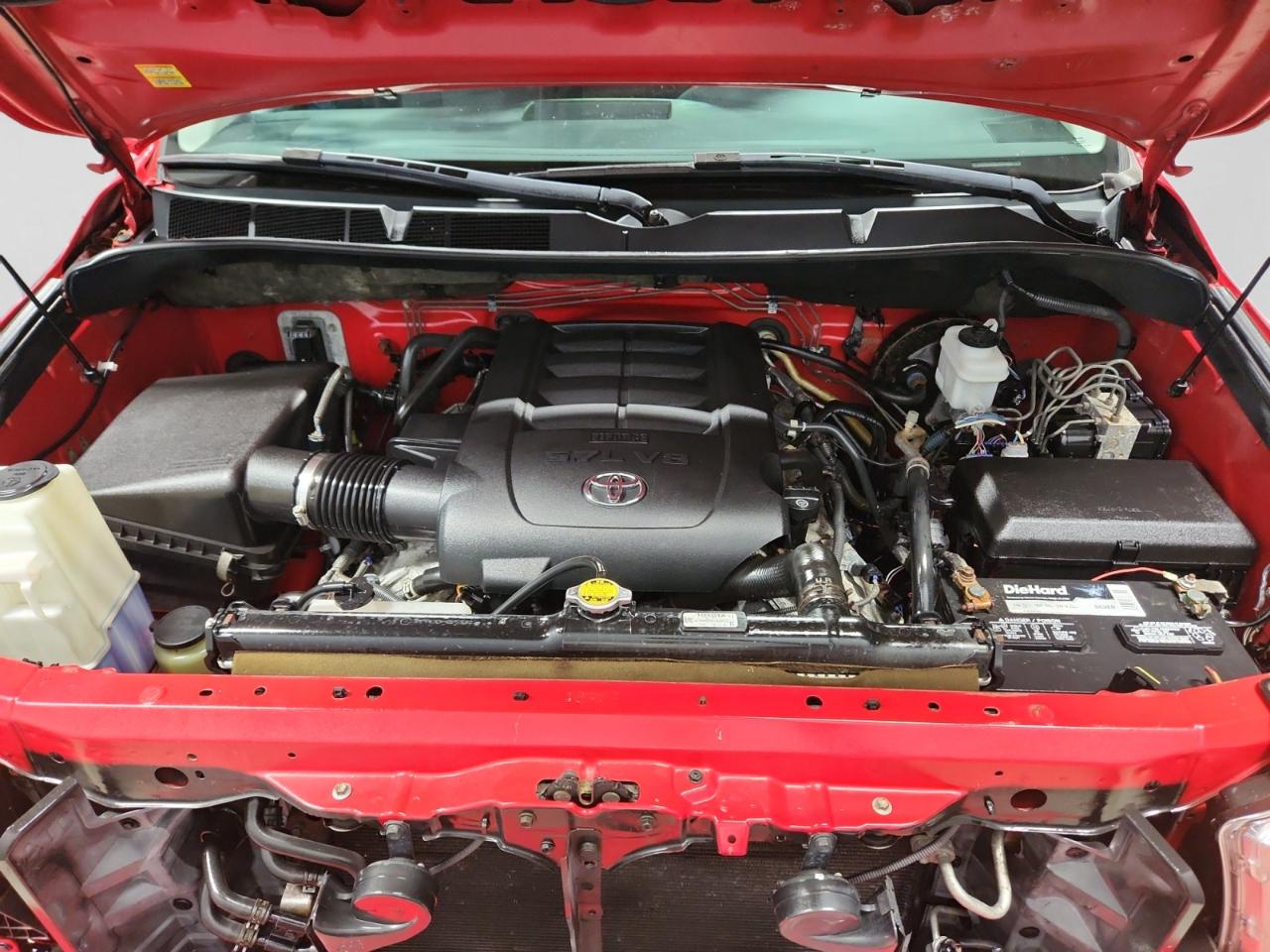 Toyota Tundra Tundra-Grade CrewMax 5.7L 4WD 2011