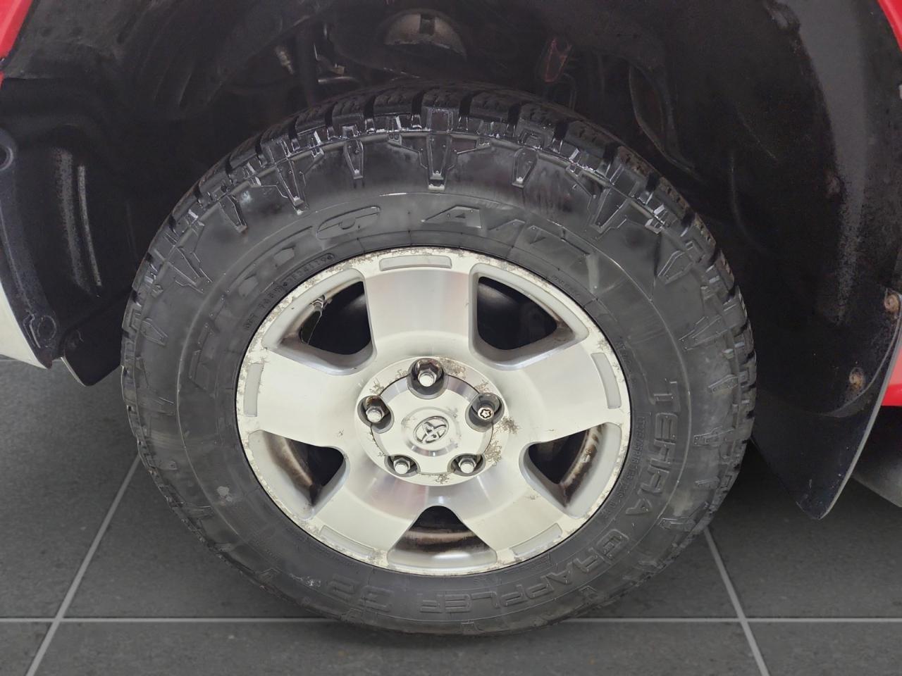 Toyota Tundra Tundra-Grade CrewMax 5.7L 4WD 2011