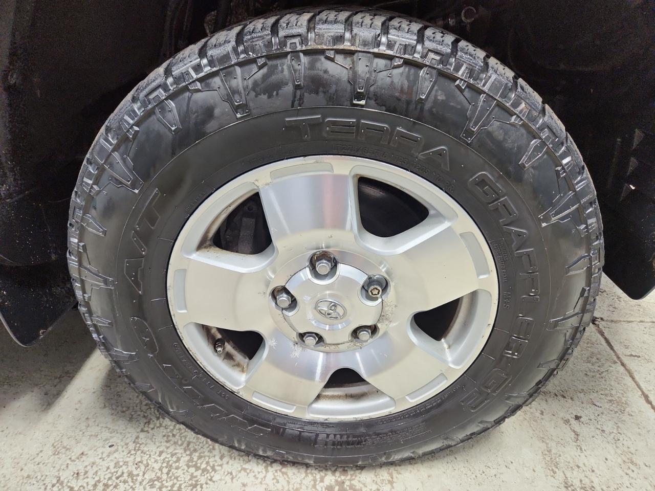 Toyota Tundra Tundra-Grade CrewMax 5.7L 4WD 2011