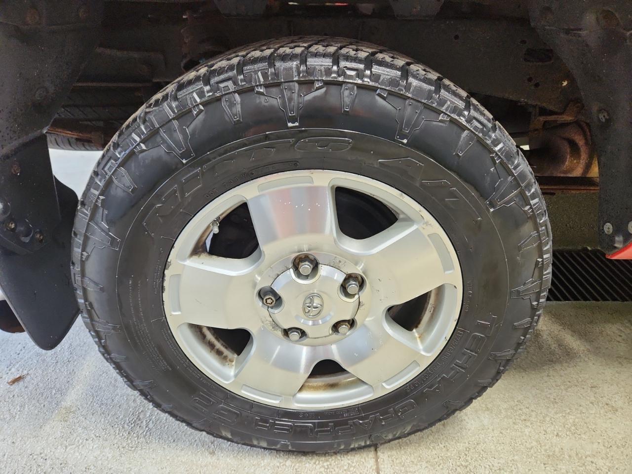 Toyota Tundra Tundra-Grade CrewMax 5.7L 4WD 2011