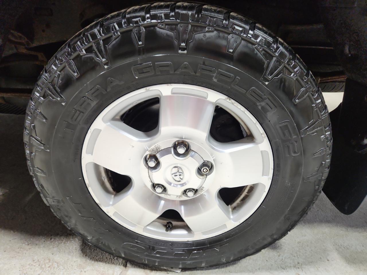 Toyota Tundra Tundra-Grade CrewMax 5.7L 4WD 2011