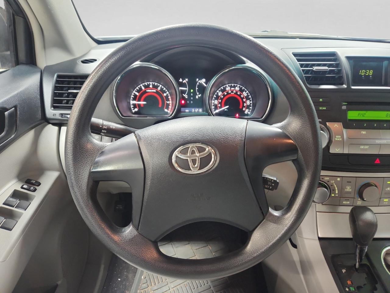 Toyota Highlander Base 4WD 2012