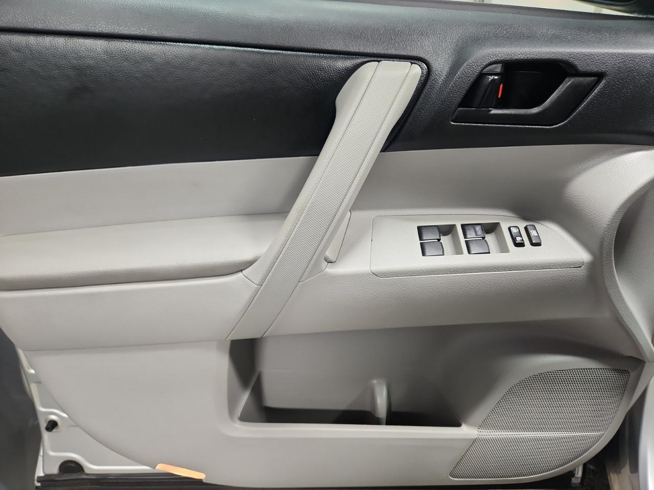 Toyota Highlander Base 4WD 2012