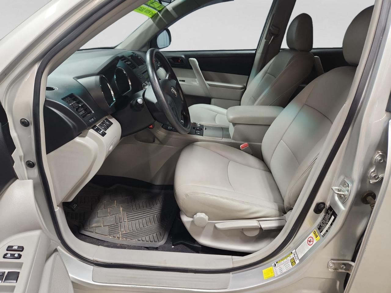 Toyota Highlander Base 4WD 2012
