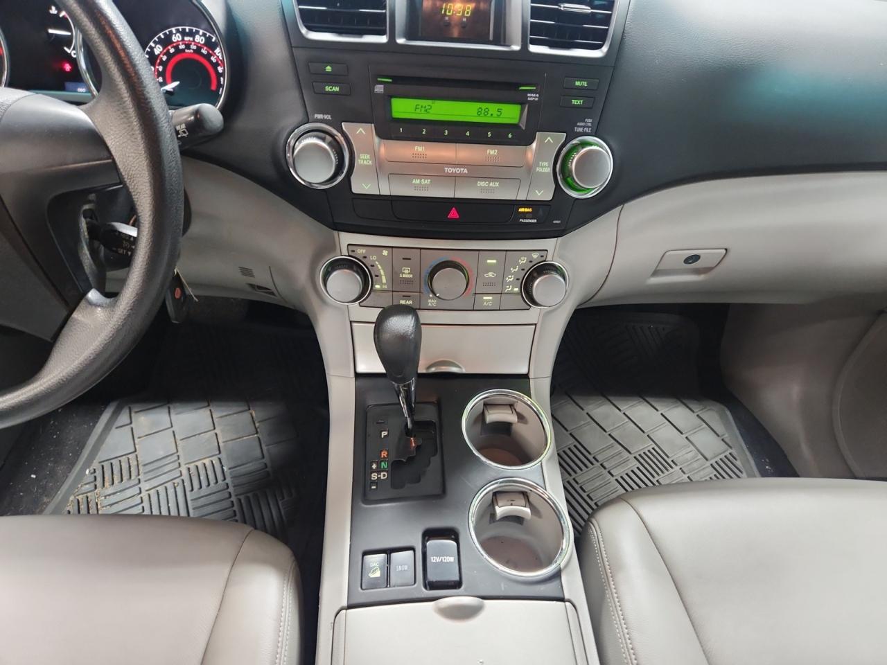Toyota Highlander Base 4WD 2012