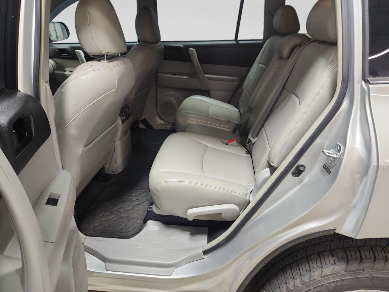 Toyota Highlander Base 4WD 2012