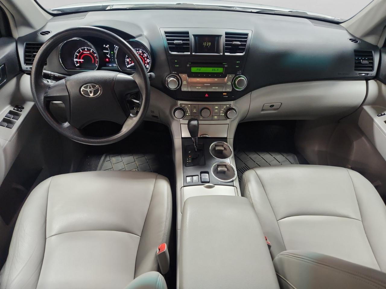 Toyota Highlander Base 4WD 2012