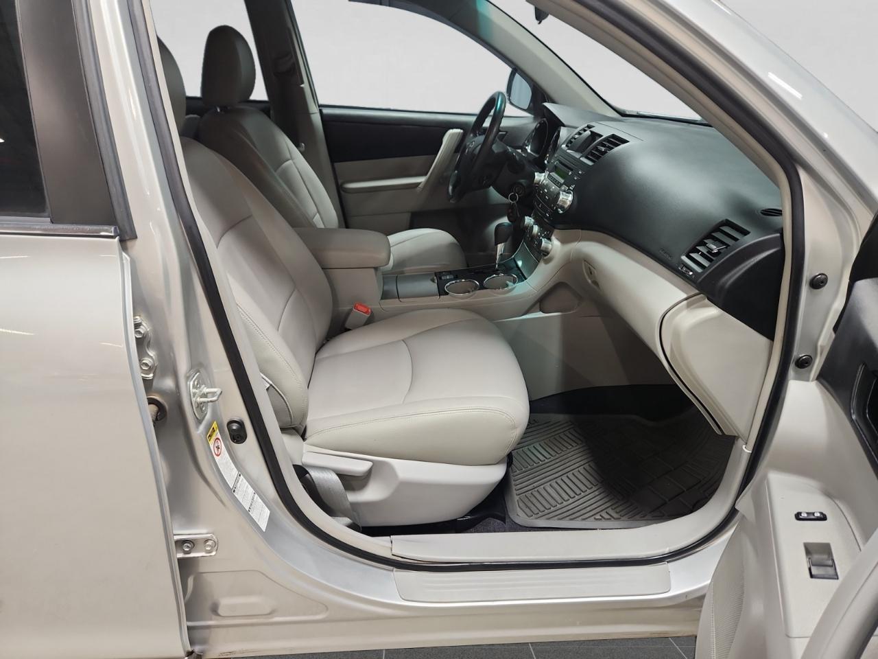 Toyota Highlander Base 4WD 2012