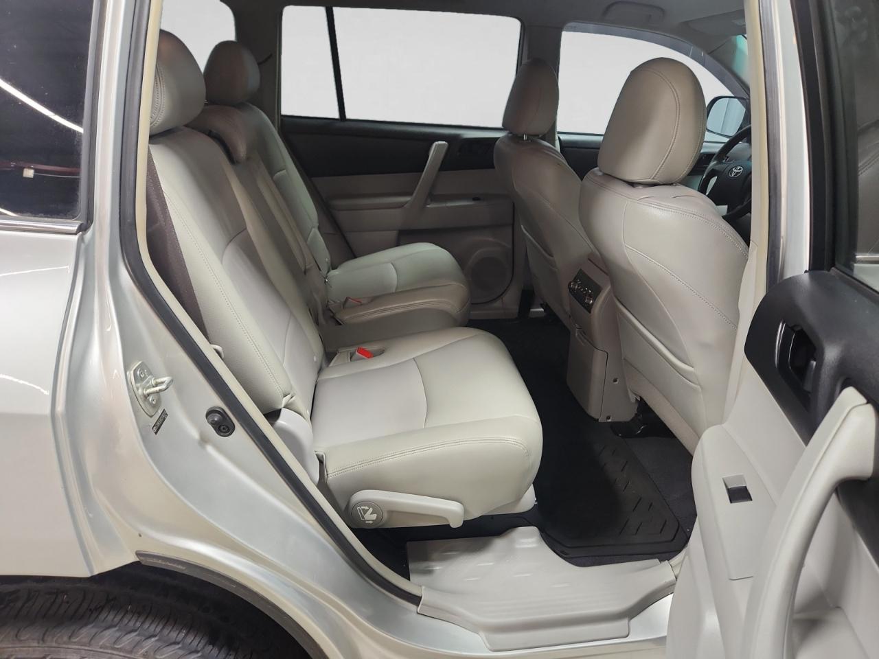 Toyota Highlander Base 4WD 2012