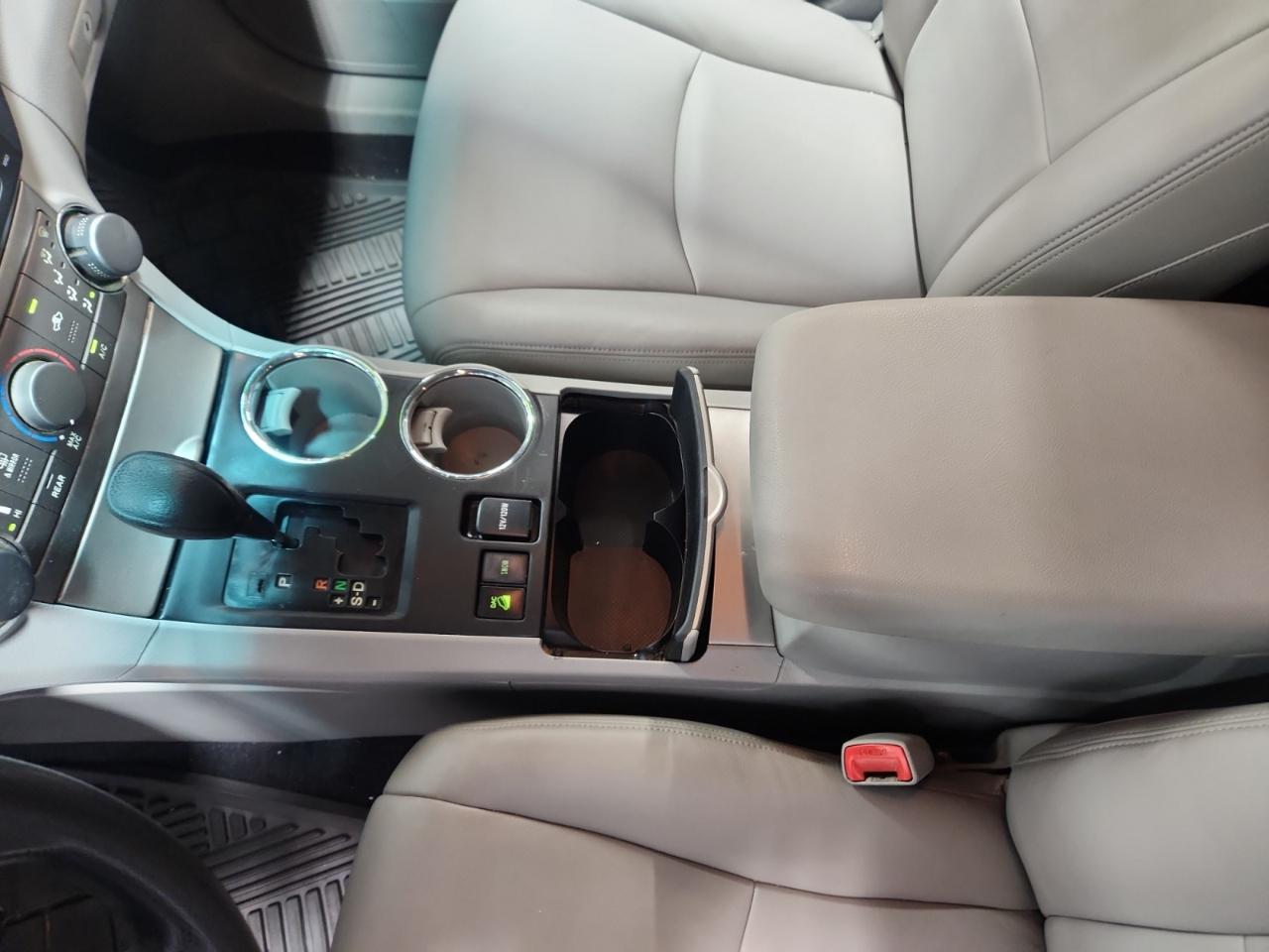 Toyota Highlander Base 4WD 2012