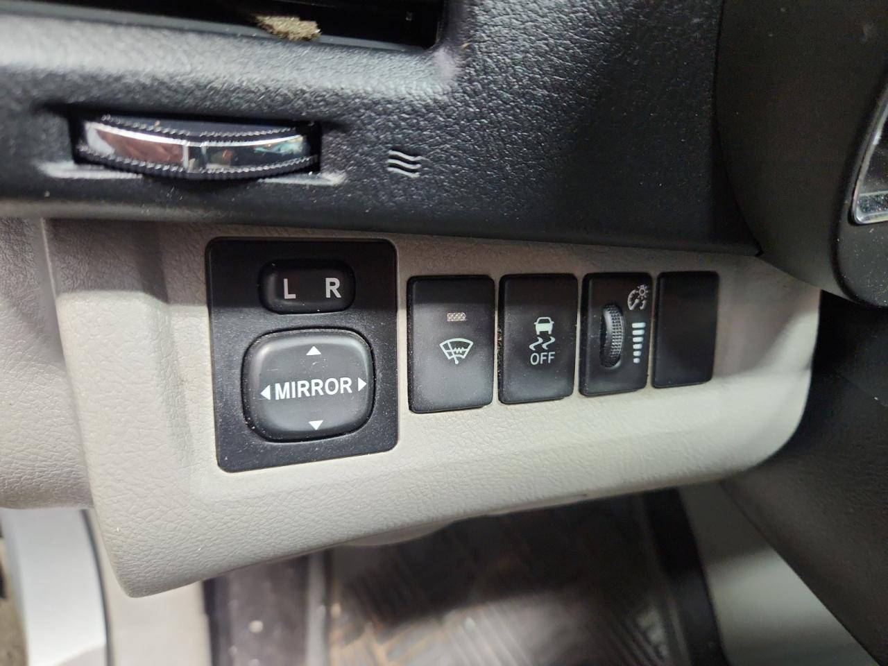 Toyota Highlander Base 4WD 2012